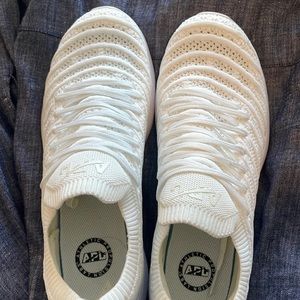 APL tennis shoes size 9